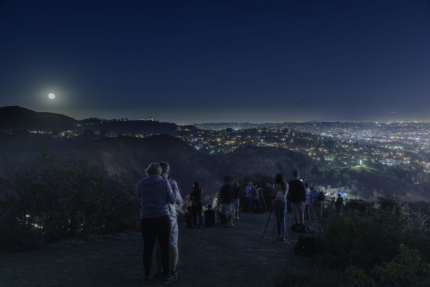 Supermoon event from Mulholland Drive vista point 