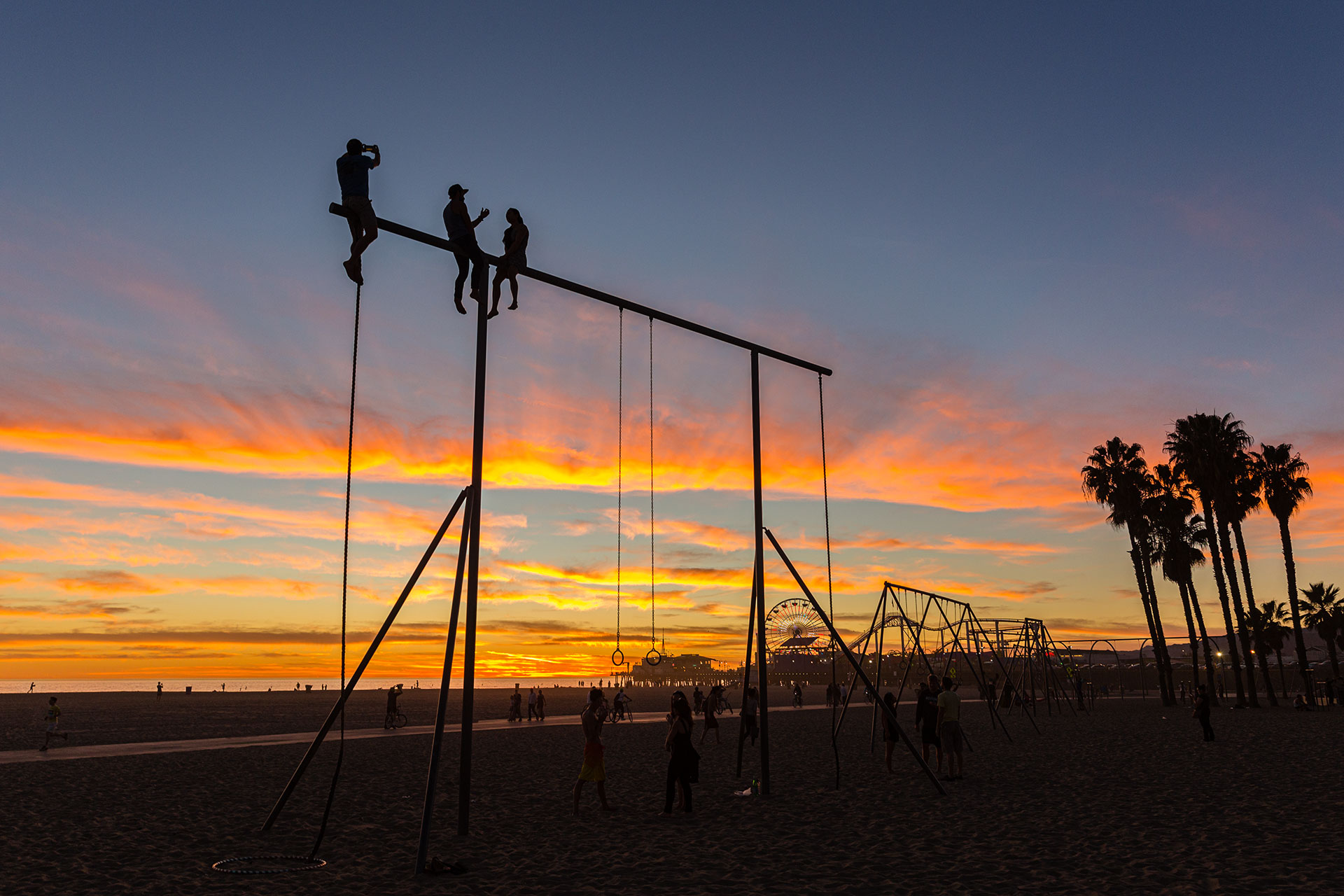 Balancing people taking selfies Santa Monica 